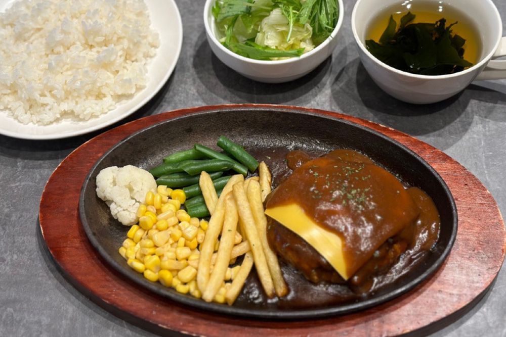 和牛チーズハンバーグ定食
