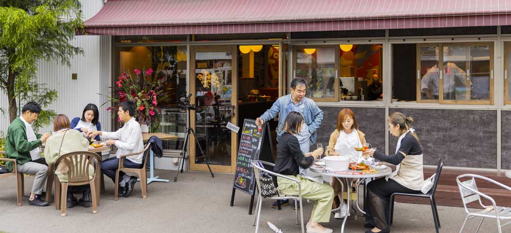 Maker's GRIDDLEのテラス席で食事する人々